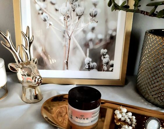 Odżywczy peeling do ciała z miodem Nuxe